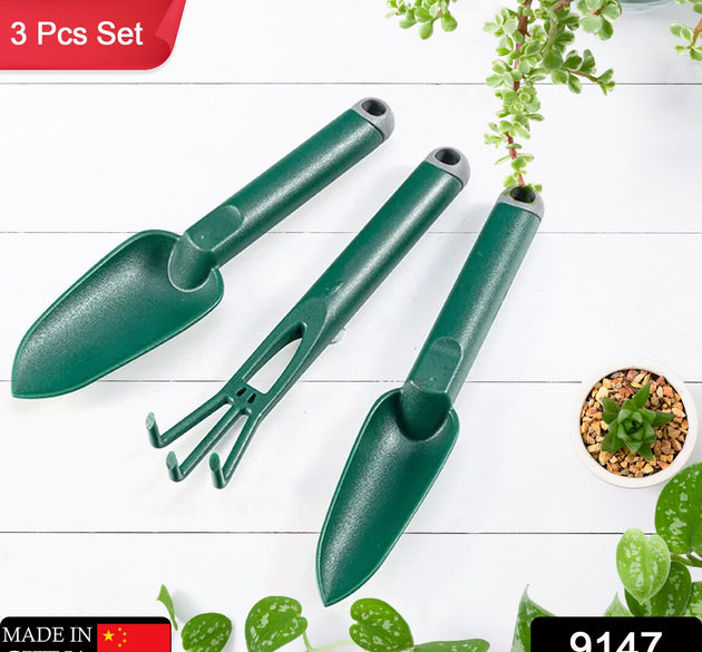 Heavy-duty mini garden trowel, hand tool for digging and planting.