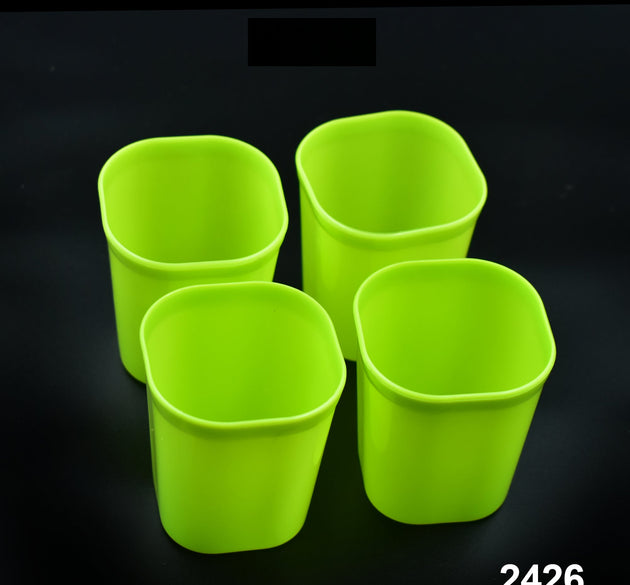 Plastic drinking glasses, set of 4, ideal for daily use.