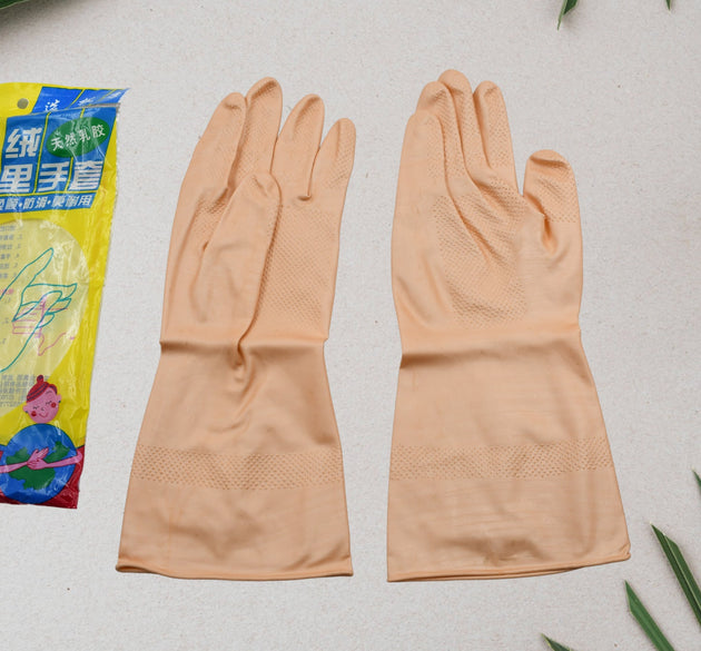 Reusable natural rubber cleaning gloves