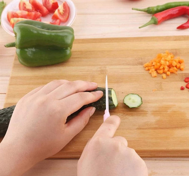 Bamboo chopping board with holder