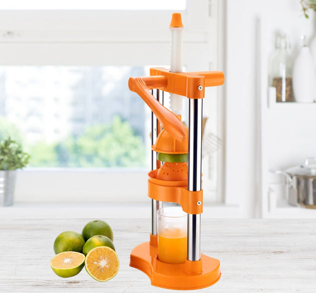 Hand pressure juicer with glass container