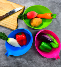 Plastic food strainer with handle, set of three bowls for kitchen use