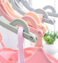 Foldable travel hangers, perfect for organizing and drying clothes.