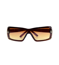 Sunglasses with vintage style and dark lenses