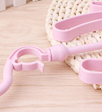 Shoe drying hanger with adjustable design, suitable for drying shoes in a closet or balcony.