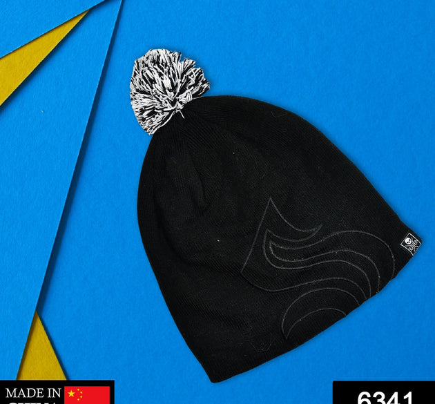 Skull slouchy beanie cap with black inside fur.