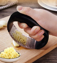 Garlic crusher with ergonomic handle