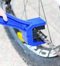 Handheld chain cleaning tool for motorbike maintenance