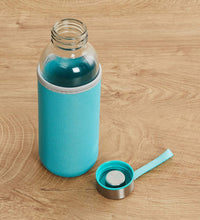 Glass water bottle with cover, 500 ml, stylish and portable.