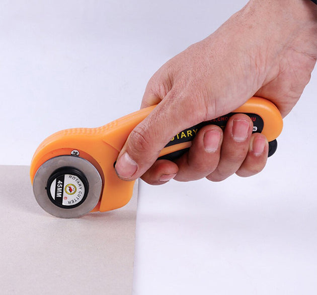 Manual sewing roller cutter with rotary blade for precise fabric cutting