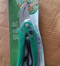 Versatile garden shears for cutting and pruning