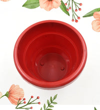 Plastic plant pot, 13 cm, heavy-duty, perfect for indoor use or outdoor balcony gardening.